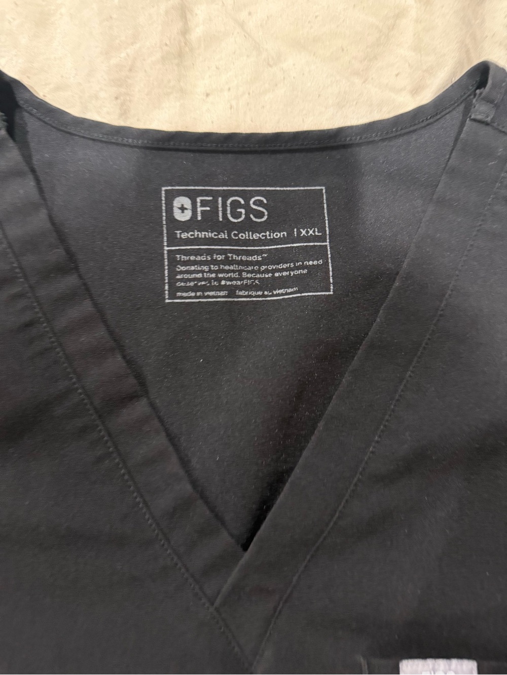 FIGS  V-Neck Technical Shirt in Black XXL